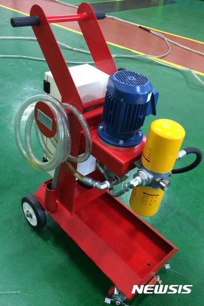 【창원=뉴시스】김기진 기자 = 중소기업청의 재정지원 사업인 산학맞춤기술인력양성사업의 '1팀 1프로젝트' 경진대회에 수상한 창원문성대학교 자동차공학과 백현형 학생 외 5명의 '이동형 오일 정제기' 작품.