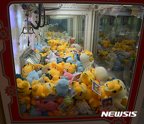 【군산=뉴시스】정경재 기자 = 2일 전북 군산경찰서는 관할 지자체에 등록도 하지 않은 채 인형뽑기방을 운영한 업주 2명을 불구속 입건했다고 밝혔다. 사진은 최근 급증하고 있는 인형뽑기 기계의 모습. 2017.03.02.&nbsp; photo@newsis.com