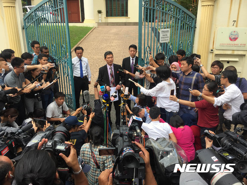 【쿠알라룸푸르(말레이시아)=뉴시스】조성봉 기자 =리동일 전 북한 유엔대표부 차석대사가 2일 오후 (현지시각)말레이시쿠알라룸푸르 북한대사관 앞에서 기자회견을 하고 있다. 2017.03.02. suncho21@newsis.com