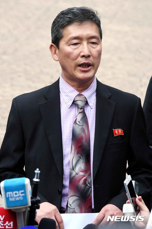 【쿠알라룸푸르(말레이시아)=뉴시스】조성봉 기자 = 말레이시아 검찰이 ‘김정남 피살’ 사건의 용의자인 리정철을 석방 후 추방하기로 결정한 2일 오후 (현지시각) 말레이시아 쿠알라룸푸르 북한대사관에서 리동일(가운데) 전 북한 유엔대표부 차석 대사가 긴급 기자회견을 하고 있다. 리 전 차석대사는