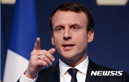【파리=AP/뉴시스】프랑스 중도 무소속 대선 후보인 에마뉘엘 마크롱 전 경제장관이 2일(현지시간) 파리에서 기자회견을 하고 있다. 2017.3.3.