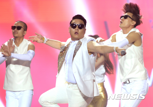 【마닐라(필리핀)=뉴시스】임태훈 기자 = 2일 오후(현지시각) 필리핀 마닐라 SM MOA ARENA에서 열린 '원케이 글로벌 피스 마닐라 콘서트 2017'에서 싸이가 멋진 무대를 선보이고 있다.&nbsp; 원케이 글로벌 캠페인의 일환으로 개최되는 이번 콘서트는 싸이, 샤이니, AOA, CNBLUE, B.A.P, B1A4, 비투비 등이 참여하며 세계 시민들과 함께 한반도 평화통일을 염원하고 나아가 'I support One Korea' 캠페인 참여를 통해 One Korea 실현을 위한 국제적 연대의 장을 만들기 위해 마련됐다. 2017.03.03.&nbsp; taehoonlim@newsis.com