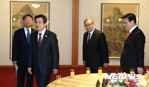 【서울=뉴시스】전진환 기자 = 황교안(왼쪽 두번째) 대통령 권한대행 국무총리가 인명진(오른쪽 두번째) 자유한국장 비대위원장과 3일 오전 고위당정회의가 열린 서울 종로구 상청동 총리공관 회의장로 향하고 있다. 2017.03.03. amin2@newsis.com