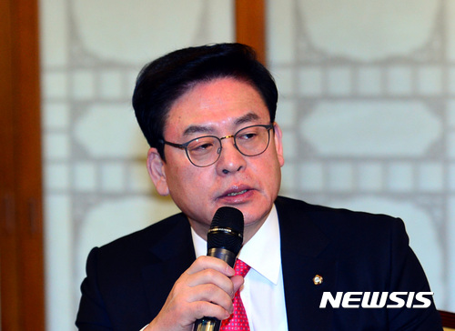 【서울=뉴시스】전진환 기자 = 정우택 자유한국당 원내대표가 3일 오전 고위당정회의가 열린 서울 종로구 상청동 총리공관에서 인사말을 하고 있다. 2017.03.03. amin2@newsis.com