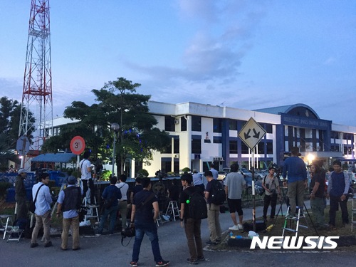 【세팡(말레이시아)=뉴시스】조성봉 기자 = 3일 오전 (현지시각) 말레이시아 세팡 경찰서 앞에서 취재진들이 대기하고 있다. 말레이시아 검찰은 이날 김정남 피살 사건 혐의로 체포된 북한 용의자 리정철을 석방 후 추방할 예정이다.2017.03.03. suncho21@newsis.com