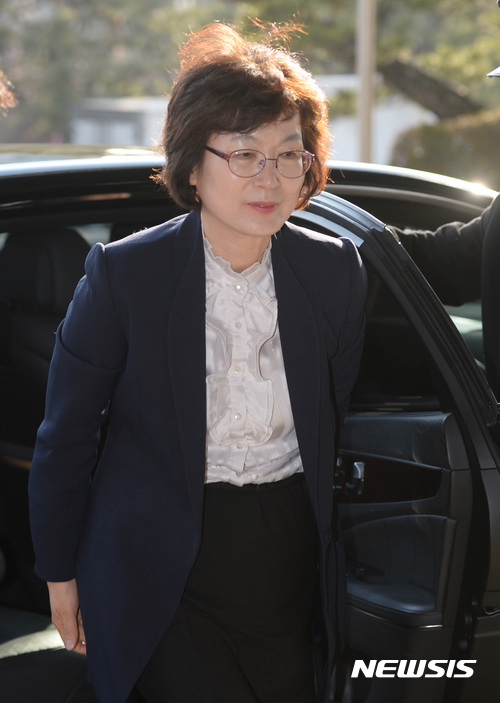 【서울=뉴시스】김진아 기자 = 이정미 헌법재판소장 권한대행이 3일 오전 서울 종로구 재동 헌법재판소로 출근하고 있다. 대법원은 이날 이정미 헌재소장 권한대행의 후임자를 지명할 가능성이 있다고 전했다. 2017.03.03. bluesoda@newsis.com