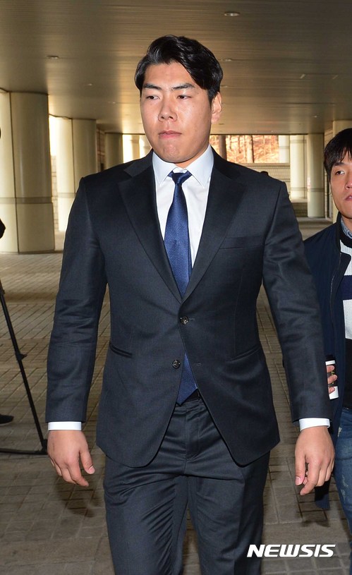 【서울=뉴시스】고승민 기자 = 도로교통법 위반(음주운전·사고후미조치) 혐의를 받고 있는 강정호가 1심 판결을 위해 3일 오전 서울 서초구 서울중앙지법으로 들어서고 있다. 2017.03.03.&nbsp; kkssmm99@newsis.com