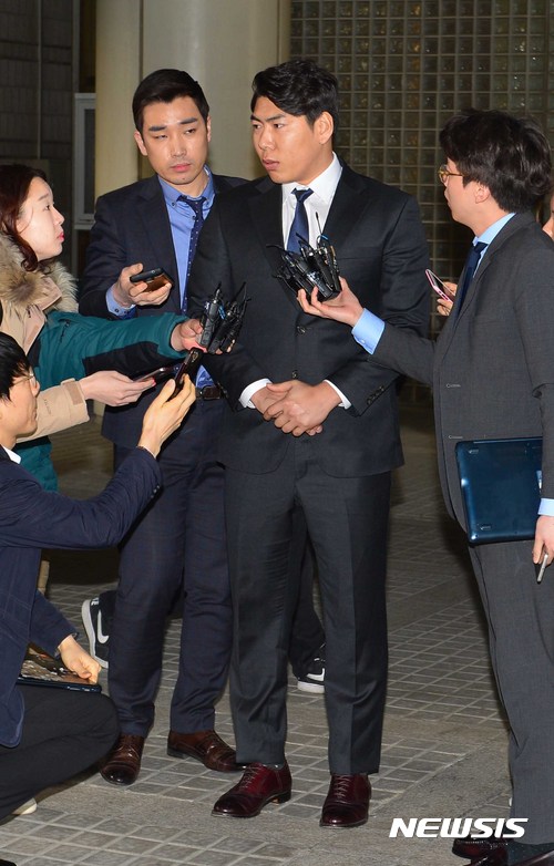 【서울=뉴시스】고승민 기자 = 도로교통법 위반(음주운전·사고후미조치) 혐의로 1심 판결에서 징역 8개월, 집행유예 2년을 선고받은 강정호가 3일 오전 서울 서초구 서울중앙지법으로 재판을 마치고 법원을 나서고 있다. 2017.03.03.&nbsp; kkssmm99@newsis.com