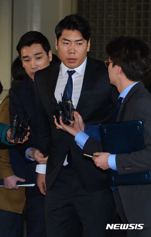 【서울=뉴시스】고승민 기자 = 도로교통법 위반(음주운전·사고후미조치) 혐의로 1심 판결에서 징역 8개월, 집행유예 2년을 선고받은 강정호가 3일 오전 서울 서초구 서울중앙지법으로 재판을 마치고 법원을 나서고 있다. 2017.03.03.&nbsp; kkssmm99@newsis.com