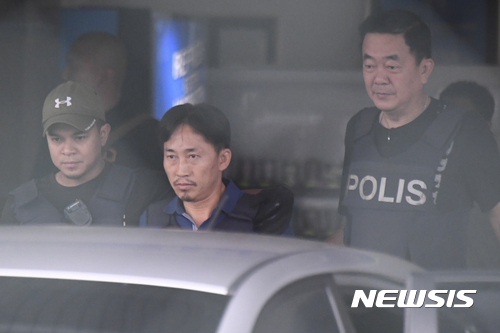 【세팡(말레이시아)=뉴시스】조성봉 기자 = 3일 오전 (현지시각) 말레이시아 세팡 경찰서에서 김정남 피살 사건 혐의로 체포된 북한 용의자 리정철이 석방되고 있다. 리정철은 이날 가족과 함께 북한으로 추방될 예정이다. 2017.03.03.&nbsp; suncho21@newsis.com