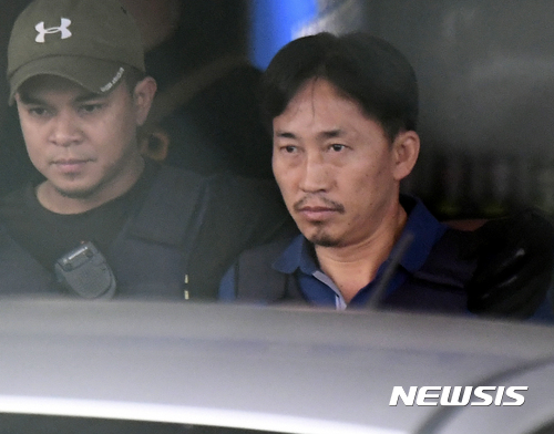 【세팡(말레이시아)=뉴시스】조성봉 기자 = 3일 오전 (현지시각) 말레이시아 세팡 경찰서에서 김정남 피살 사건 혐의로 체포된 북한 용의자 리정철이 석방되고 있다.&nbsp; 리정철은 이날 가족과 함께 북한으로 추방될 예정이다. 2017.03.03.&nbsp;&nbsp; suncho21@newsis.com