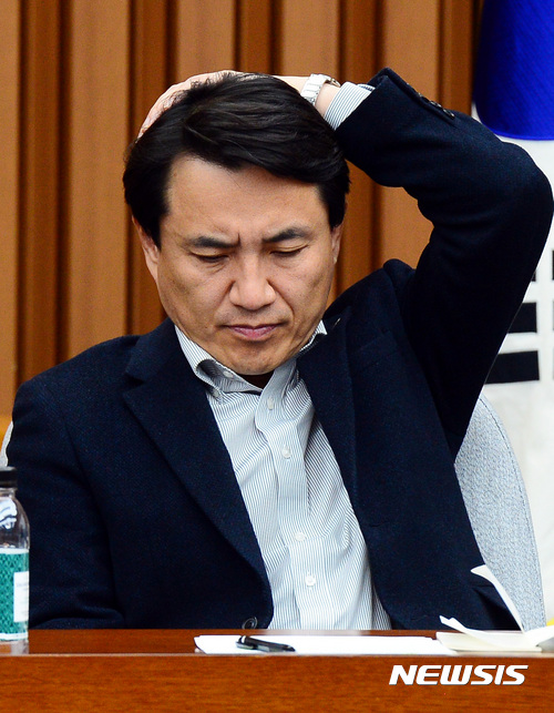 【서울=뉴시스】박영태 기자 = 김진태 의원이 3일 오전 서울 여의도 국회에서 열린 자유한국당 원내대책회의에서 심각한 표정으로 앉아 있다. 2017.03.03. since1999@newsis.com