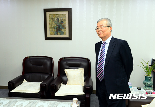 【서울=뉴시스】박영태 기자 = 더불어민주당 김종인 의원이 3일 오전 서울 여의도 국회 의원회관에서 자신의 탈당관련 기사와 관련해 기자간담회를 끝내고 홀로 서 있다. 2017.03.03.&nbsp; since1999@newsis.com