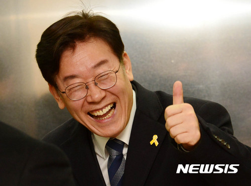 【서울=뉴시스】박진희 기자 = 이재명 성남시장은 3일 오전 서울 마포구 상암동 누리꿈스퀘어에 위치한 한 인터넷방송국 출연을 마치고 다음 일정으로 이동하며 승리를 다짐하고 있다. 2017.03.03. pak7130@newsis.com