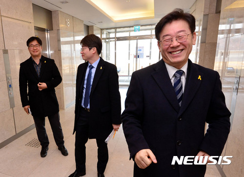 【서울=뉴시스】박진희 기자 = 이재명 성남시장은 3일 오전 서울 마포구 상암동 누리꿈스퀘어에 위치한 한 인터넷방송국 출연을 마치고 다음 일정으로 이동하고 있다. 2017.03.03. pak7130@newsis.com