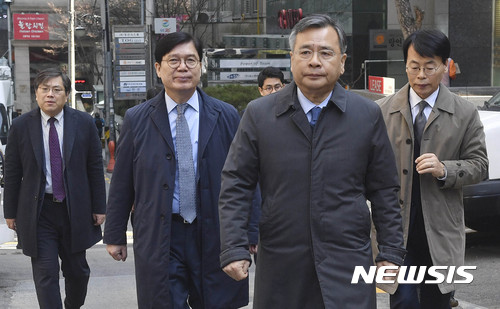 【서울=뉴시스】최동준 기자 = 박영수 특검을 비롯한 특검팀이 3일 서울 강남구 대치동 특검 사무실에서 기자들과 오찬 간담회를 위해 이동하고 있다. 2017.03.03.&nbsp; photocdj@newsis.com