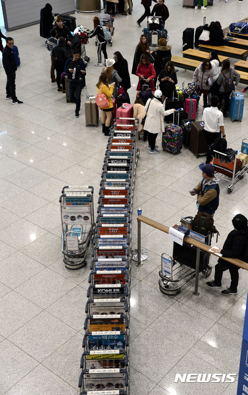 【인천공항=뉴시스】홍찬선 기자 = 중국 정부가 사드(THAAD·미국 고고도미사일방어체계) 배치에 대한 보복 조치로 자국 여행사를 통해 중국인들의 한국 관광을 금지한 3일 오전 인천공항 도착장에 미리 한국여행을 선택한 중국 관광객들이 입국해 가이드 등과 대화를 나누고 있다. 2017.03.03.&nbsp; mania@newsis.com 
