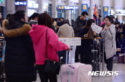 【인천공항=뉴시스】홍찬선 기자 = 중국 당국이 사드배치와 관련해 한국 단체관광을 전면 금지한 가운데 3일 오전 인천공항 입국장에서 가이드들이 여행객들을 기다리고 있다. 2017.03.03. mania@newsis.com
