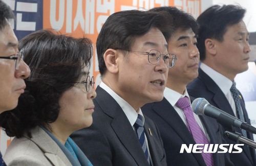 【서울=뉴시스】홍효식 기자 = 이재명 성남시장(오른쪽 두번째)이 3일 오전 서울 여의도 대선 캠프 사무실인 '이재명의 국민서비스센터'에서 일자리 정책 기자회견을 하고 있다. 2017.03.03. yesphoto@newsis.com