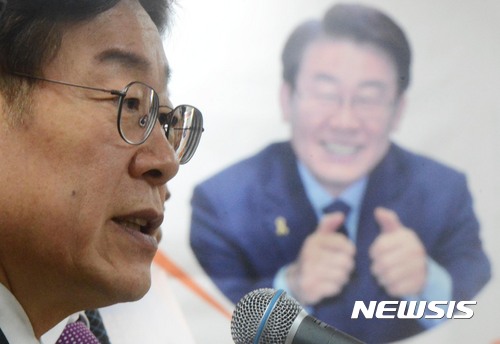 【서울=뉴시스】홍효식 기자 = 이재명 성남시장이 3일 오전 서울 여의도 대선 캠프 사무실인 '이재명의 국민서비스센터'에서 일자리 정책 기자회견을 하고 있다. 2017.03.03.&nbsp; yesphoto@newsis.com