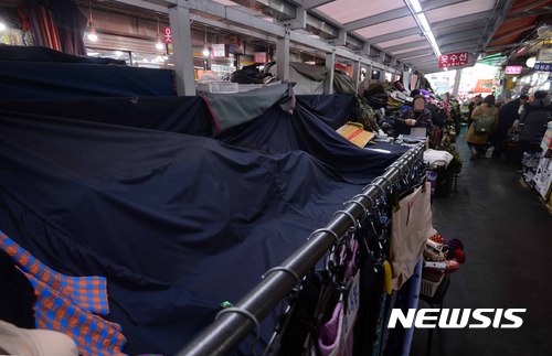 【서울=뉴시스】전신 기자 = 썰렁한 서울 남대문시장. 올해 1분기 GDP 성장률은 -0.3%로 금융위기가 닥쳤던 지난 2008년 4분기 이후 10년만에 최저치를 기록했다. photo1006@newsis.com