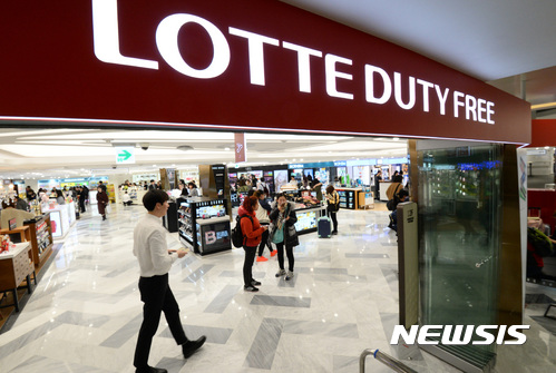 【서울=뉴시스】김진아 기자 = 3일 서울 중구 소공동 롯데면세점이 한산한 모습을 보이고 있다. 롯데그룹의 고고도미사일(THAAD·사드) 부지 제공과 관련, 불매운동이 확산되고 롯데면세점 홈페이지가 중국 지역의 IP를 사용한 디도스 공격을 받는 등 중국 당국의 보복 조치가 잇따르면서 롯데그룹의 중국사업 전반에 걸친 위기감이 커지고 있다. 2017.03.03. bluesoda@newsis.com