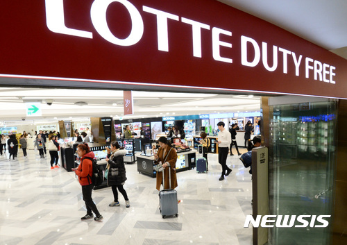 【서울=뉴시스】김진아 기자 = 3일 서울 중구 소공동 롯데면세점이 한산한 모습을 보이고 있다. 롯데그룹의 고고도미사일(THAAD·사드) 부지 제공과 관련, 불매운동이 확산되고 롯데면세점 홈페이지가 중국 지역의 IP를 사용한 디도스 공격을 받는 등 중국 당국의 보복 조치가 잇따르면서 롯데그룹의 중국사업 전반에 걸친 위기감이 커지고 있다. 2017.03.03. bluesoda@newsis.com