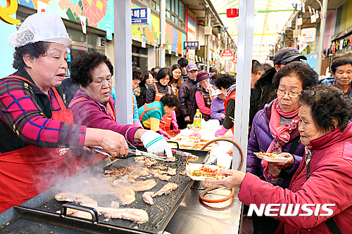 【청주=뉴시스】인진연 기자 = '삼겹살 데이'인 3일 삼겹살 축제가 열린 충북 청주 서문시장 삼겹살 거리에서 삼겹살 무료 시식을 즐기려는 시민들이 길게 줄 서 있다. 삼겹살 축제는 청주의 대표 음식인 삼겹살과 특화 거리를 알리기 위해 2012년부터 매년 숫자 '3'이 겹치는 3월 3일에 열리고 있다. 2017.03.03&nbsp; inphoto@newsis.com
