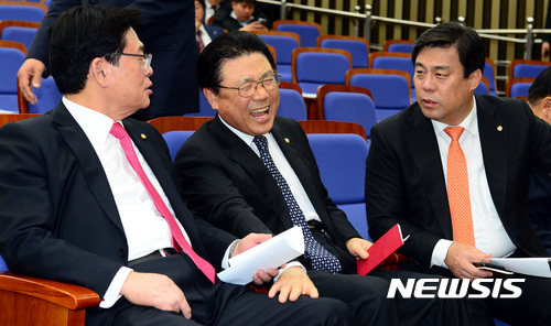 【서울=뉴시스】박영태 기자 = 정우택(왼쪽부터) 원내대표, 박맹우 사무총장, 김선동 원내수석부대표가 3일 오후 서울 여의도 국회에서 진행된 자유한국당 국회의원 당협위원장 연석토론회에서 이야기를 나누고 있다. 2017.03.03. since1999@newsis.com