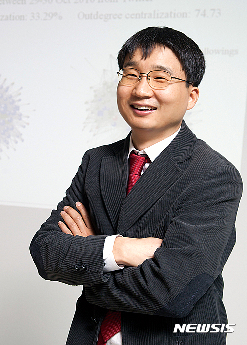【대구=뉴시스】정창오 기자 = 영남대는 이 대학 언론정보학과 박한우(사진)교수가 과학정보학 분야의 노벨상으로 불리는 데릭 솔라 프라이스(Derek de Solla Price)상 후보에 선정됐다고 3일 밝혔다. 2017.03.03.(사진=영남대 제공) photo@newsis.com