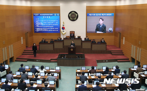 【서울=뉴시스】조희연 서울시교육감이 3일 오후 서울 중구 서울시의회 본회의장에서 열린 제272회 서울시의회 임시회 제2차 본회의에 참석, 신임 간부를 소개하고 있다. 2017.03.03. (사진=서울시교육청 제공)&nbsp; photo@newsis.com