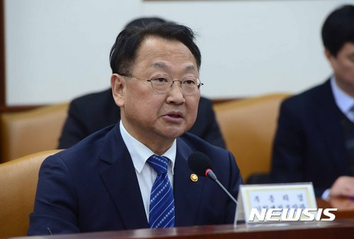 【서울=뉴시스】전신 기자 = 유일호 경제부총리 겸 기획재정부 장관이 3일 서울 종로구 정부서울청사에서 열린 산업경쟁력 강화 관계장관회의에서 모두발언하고 있다. 2017.03.03 photo1006@newsis.com