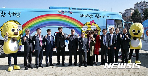 【익산=뉴시스】강명수 기자 = 전북 익산시 신동지역 범죄예방 환경개선사업 준공식이 3일 신동주민센터와 이리북일초등학교에서 개최됐다. 사진은 준공식에 참석한 더불어민주당 이춘석(익산갑) 의원과 정헌율 시장, 소병홍 시의회의장, 김형길 전주지검 군산지청장, 류지득 익산교육지원청교육장 등이 기념촬영을 하는 모습이다. 2017.03.03. (사진=익산시 제공)&nbsp; smister@newsis.com