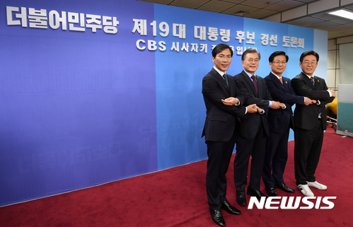 【서울=뉴시스】국회사진기자단 = 더불어민주당 대선주자 안희정 충남지사(왼쪽부터), 문재인 더불어민주당 전 대표, 최성 고양시장, 이재명 성남시장이 3일 오후 서울 목동 CBS사옥에서 시사프로그램 ‘시사자키 정관용입니다’ 에 출연해 더불어민주당 제19대 대통령후보 예비후보자 합동토론회 준비를 하고 있다. 2017.03.03. photo@newsis.com