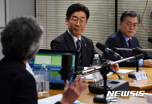 【서울=뉴시스】국회사진기자단 = 더불어민주당 대선주자인 이재명 성남시장과 문재인 더불어민주당 전 대표가 3일 오후 서울 목동 CBS사옥에서 시사프로그램 ‘시사자키 정관용입니다’ 에 출연해 더불어민주당 제19대 대통령후보 예비후보자 합동토론회 준비를 하고 있다. 2017.03.03. photo@newsis.com