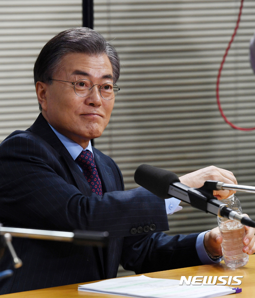 【서울=뉴시스】국회사진기자단 = 더불어민주당 대선주자인 문재인 전 대표가 3일 오후 서울 목동 CBS사옥에서 시사프로그램 ‘시사자키 정관용입니다’ 에 출연해 더불어민주당 제19대 대통령후보 예비후보자 합동토론회 준비를 하고 있다. 2017.03.03. photo@newsis.com