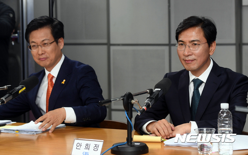 【서울=뉴시스】국회사진기자단 = 더불어민주당 대선주자인 최성(왼쪽) 고양시장과 안희정 충남지사가 3일 오후 서울 목동 CBS사옥에서 시사프로그램 ‘시사자키 정관용입니다’ 에 출연해 더불어민주당 제19대 대통령후보 예비후보자 합동토론회 준비를 하고 있다. 2017.03.03. photo@newsis.com 