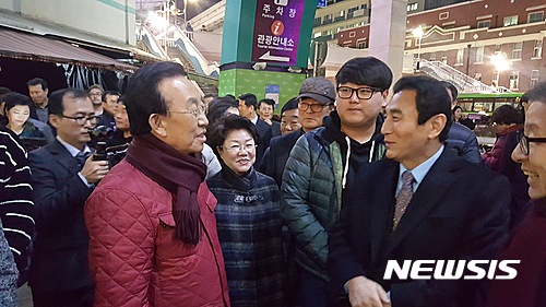 【대구=뉴시스】배소영 기자 = 3일 오후 대구 중구 서문시장의 야시장이 92일 만에 재개된 가운데 김관용 경북도지사가 서문시장을 방문해 김영오 서문시장 상인연합회 회장과 이야기를 나누고 있다. 2017.03.03.&nbsp; soso@newsis.com