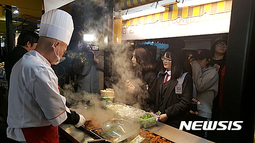 【대구=뉴시스】배소영 기자 = 3일 오후 대구 중구 서문시장의 야시장이 92일 만에 재개돼 많은 시민들로 붐비고 있다. 2017.03.03.&nbsp; soso@newsis.com 