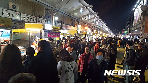 【대구=뉴시스】배소영 기자 = 3일 오후 대구 중구 서문시장 야시장이 92일 만에 재개돼 많은 시민들로 붐비고 있다. 2017.03.03.&nbsp; soso@newsis.com
