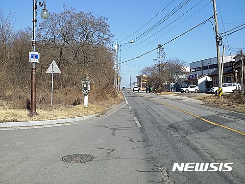 【용인=뉴시스】이정하 기자 = 경기 용인시는 처인구 양지면 평창리와 원삼면 좌항리 경계에 있는 일본식 명칭인 '좌전고개'를 고유이름인 '좌찬고개'를 바꾸기로 하고 도로표지판과 고개비를 신설하고 버스정류장 명칭 변경절차를 진행한다고 4일 밝혔다. 이 지역은 지난 1919년 3월21일 용인 최초의 독립만세운동이 시작된 역사적인 곳으로, 일본식 한자 표기를 바로잡아 민족의식을 선양하려는 것이다. 2017.03.04 (사진=용인시 제공)&nbsp; photo@newsis.com