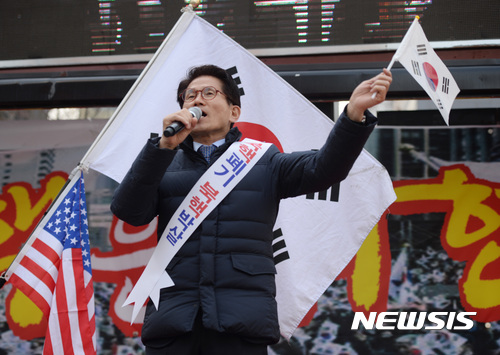 【서울=뉴시스】김진아 기자 = 4일 오후 서울 중구 을지로 한빛광장에서 새로운 한국을 위한 국민운동 주최 박근혜 대통령 탄핵 반대 집회에서 자유한국당 김문수 비상대책위원이 발언하고 있다. 2017.03.04.&nbsp; bluesoda@newsis.com