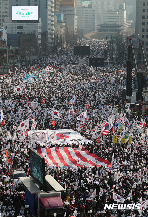 【서울=뉴시스】조성봉 기자 = 박근혜 대통령 탄핵기각을 요구하는 태극기 집회 참가자들이 4일 오후 서울 덕수궁 대한문 앞에서 남대문 방향으로 행진하고 있다. 2017.03.04.&nbsp; photo@newsis.com