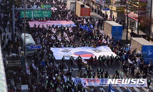 【서울=뉴시스】전신 기자 = 4일 서울 을지로3가 일대에서 탄핵 반대 태극기 집회 참가자들이 행진을 하고 있다. 2017.03.04&nbsp; photo1006@newsis.com