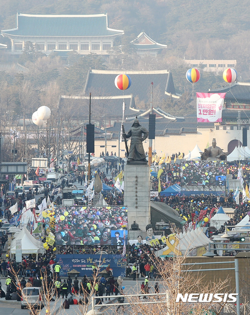 【서울=뉴시스】조성봉 기자 = 대통령 탄핵 촉구 집회 특검수사가 종료된 뒤 첫 주말인 4일 오후 서울 공화문광장에서 박근혜 대통령 탄핵 촉구 집회가 열리고 있다. 2017.03.04.&nbsp; photo@newsis.com
