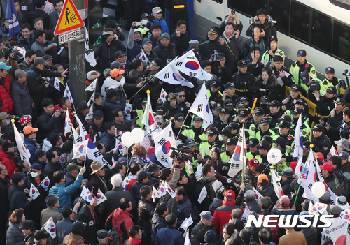 【서울=뉴시스】조성봉 기자 = 특검수사가 종료된 뒤 첫 주말인 4일 오후 서울광장에서 박근혜 대통령 탄핵 기각을 위한 민중총궐기 행사에 참가한 시민들이 태평로 쪽으로 행진하다 경찰로부터 제지 당하고 있다. 2017.03.04.&nbsp; photo@newsis.com