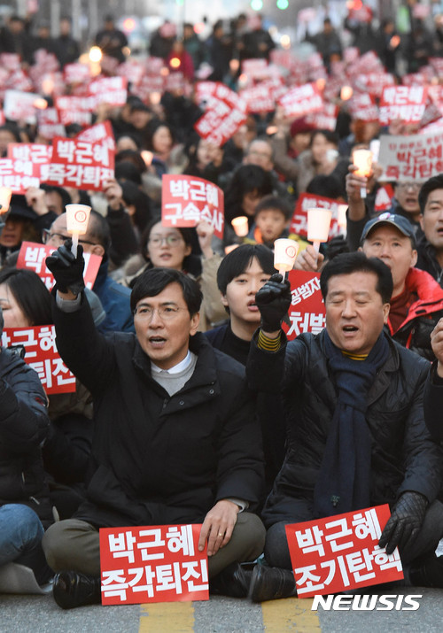 【대전=뉴시스】함형서 기자 = 박근혜 대통령 탄핵심판 최종변론을 앞두고 대선주자인 안희정 충남도지사가 4일 오후 대전 서구 둔산동 타임월드 앞에서 열린 제15차 박근혜 대통령 탄핵 촉구 시국대회에 참석해 촛불을 들고 있다. 2017.03.04. foodwork23@newsis.com