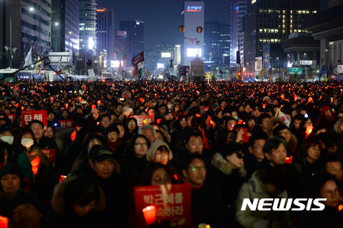 【서울=뉴시스】김진아 기자 = 4일 오후 서울 광화문광장에서 열린 박근혜 대통령 탄핵 촉구 '19차 범국민행동의 날' 촛불집회에서 참가한 시민들이 촛불을 들고 있다. 2017.03.04.&nbsp; bluesoda@newsis.com