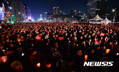 【서울=뉴시스】김진아 기자 = 4일 오후 서울 광화문광장에서 열린 박근혜 대통령 탄핵 촉구 '19차 범국민행동의 날' 촛불집회에서 참가한 시민들이 촛불을 들고 있다. 2017.03.04.&nbsp; bluesoda@newsis.com