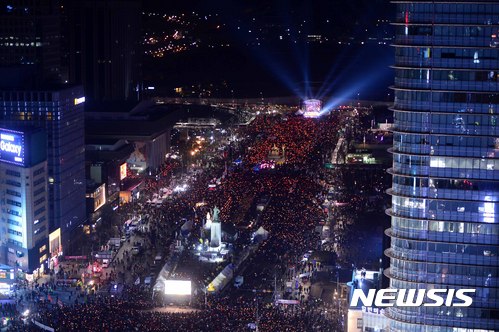 【서울=뉴시스】전신 기자 = 탄핵 심판 선고를 앞둔 4일 서울 광화문광장에서 박근혜 대통령 탄핵 촉구 집회가 열리고 있다. 2017.03.04&nbsp; photo1006@newsis.com